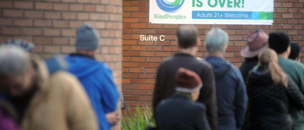 Schlange stehen für legales Marihuana vor dem Geschäft Kind Peoples in Santa Cruz, Kalifornien (USA)