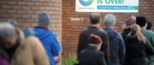 Schlange stehen für legales Marihuana vor dem Geschäft Kind Peoples in Santa Cruz, Kalifornien (USA) 