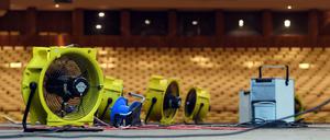 Mit Heizgebläsen gegen den Wasserschaden. Der intensive Trocknereinsatz hat sich gelohnt. 