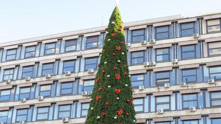 Teure Tanne - aus Plaste. Sie sehen nur einen Ausschnitt: Diese "Spitze des gewaltigen Eisbergs von Korruption" in Belgrad ist 18 Meter hoch. 
