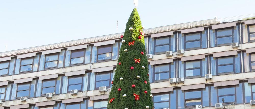 Teure Tanne - aus Plaste. Sie sehen nur einen Ausschnitt: Diese "Spitze des gewaltigen Eisbergs von Korruption" in Belgrad ist 18 Meter hoch. 