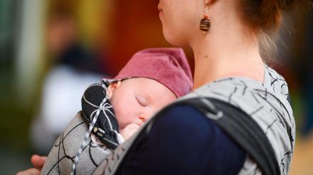 Eine junge Mutter mit Baby: Bitte keine Ratschläge an Eltern, wünscht sich Harald Martenstein.