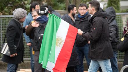 Iranische Regimegegner protestieren vor der iranischen Botschaft in Berlin gegen die Führung in Teheran.