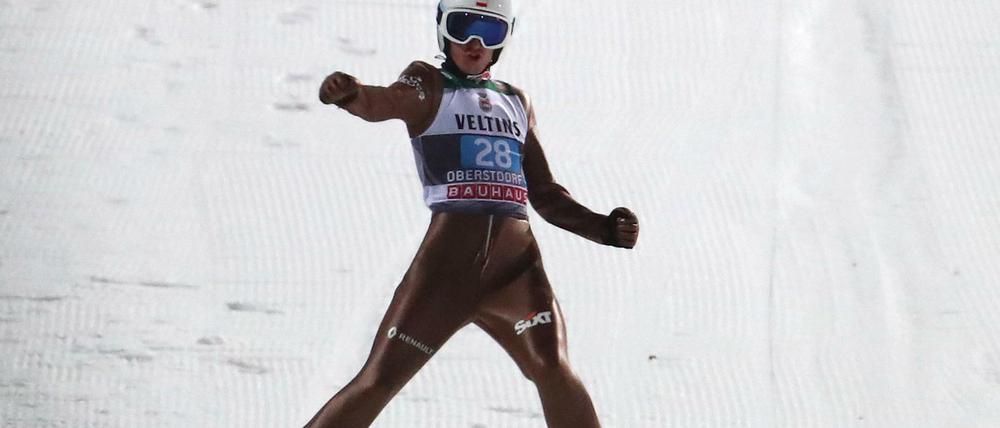 Sicher zum Sieg geflogen. Der Pole Kamil Stoch gewinnt in Oberstdorf.