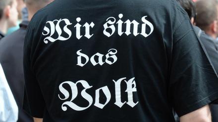 Wer ist das Volk? Seine gewählten Vertreter? Oder die reaktionäre Pegida-Bewegung, für die dieser T-Shirt-Träger steht? 