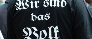 Wer ist das Volk? Seine gewählten Vertreter? Oder die reaktionäre Pegida-Bewegung, für die dieser T-Shirt-Träger steht? 