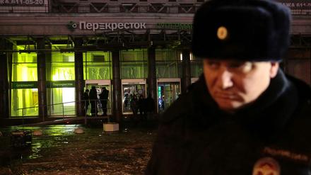 Ein Polizist bewacht den Unglücksort - einen Supermarkt in St. Petersburg.