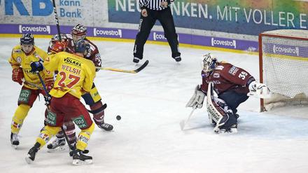Eisbären-Goalie Marvin Cüpper sah bei zwei der drei Gegentore nicht glücklich aus.