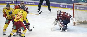 Eisbären-Goalie Marvin Cüpper sah bei zwei der drei Gegentore nicht glücklich aus.