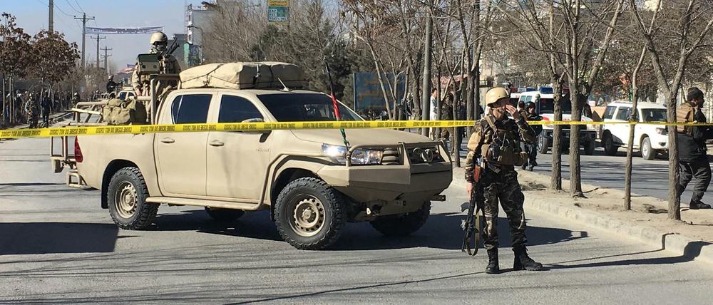 Afghanische Sicherheitskräfte in der Nähe des Anschlagsortes in Kabul. 