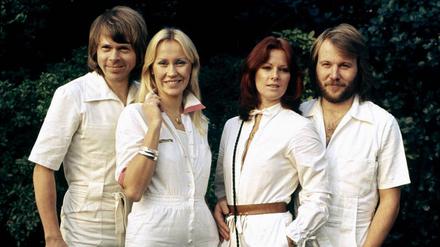 Björn, Agneta, Anni-Frid und Benny ganz in weiß.