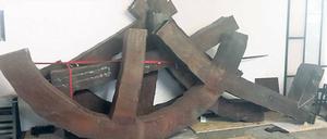 Das 1994 erschaffene Rad ist stark verrostet und hat scharfe Kanten, die nun entfernt werden müssen.