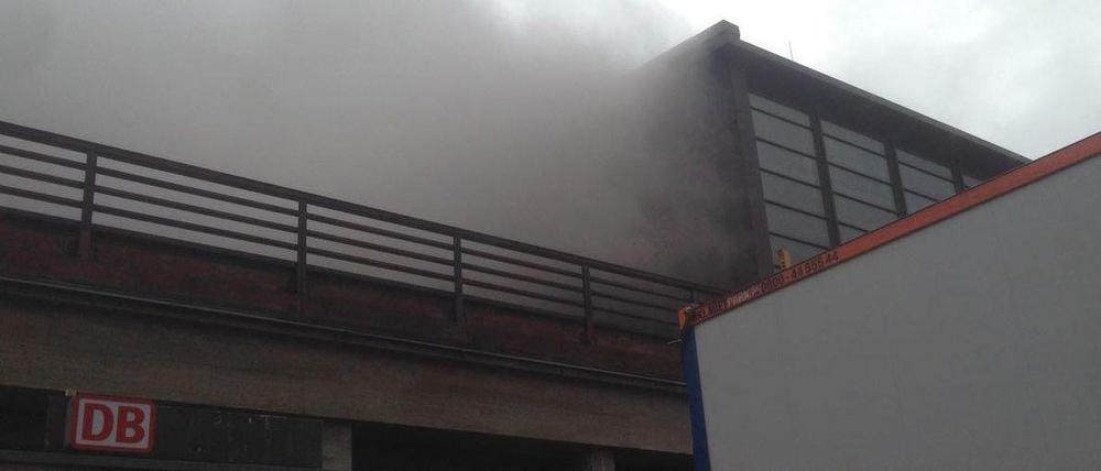 Verqualmter Bahnhof: Der Baustellenbrand führte zu einer starken Rauchentwicklung.