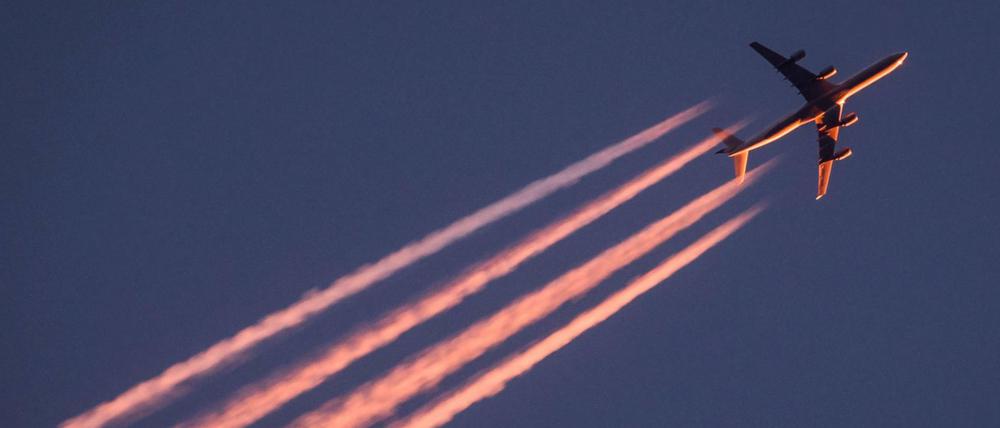 Ein Flugzeug über Frankfurt am Main.