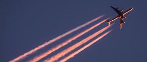 Ein Flugzeug über Frankfurt am Main.