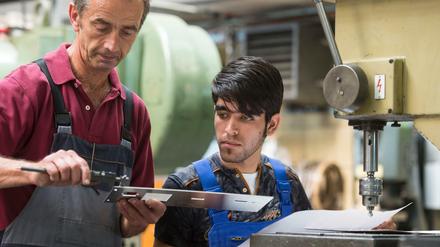 Ausbilder Wolfgang Wonneberger (l) von der Jenaer Feinblech GmbH in Jena (Thüringen) mit dem 19-jährigen Flüchtling Rezwan Waziri aus Afghanistan. 