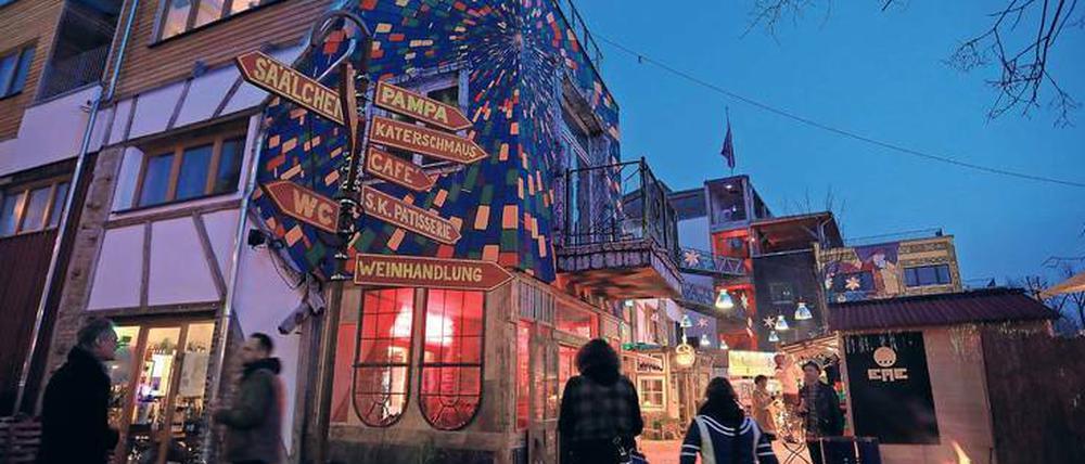 Friede den Hütten. In Brandenburg gesammelte Backsteine, Fassadenkleider aus Holz – aber darunter ist Beton. Ein Provisorium ist der Holzmarkt nicht. 