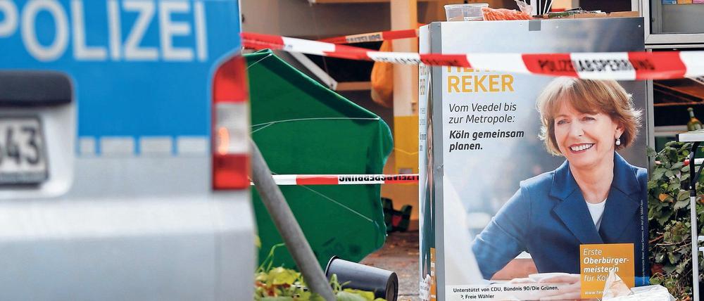 Der verwüstete Wahlkampfstand von Henriette Reker nach dem Attentat auf sie.