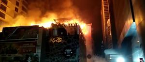 Bei einem Brand in einem vierstöckigen Gebäude in Mumbai sind mindestens 14 Menschen ums Leben gekommen und rund 20 weitere verletzt worden.