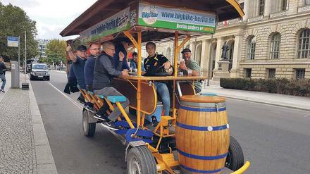 Bier-Bike-Fahrer Justus Wilke auf Berlin-Tour mit einer dänischen Reisegruppe. 