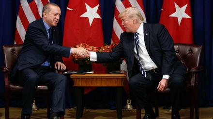 US-Präsident Trump (r) und Präsident Erdogan bei einem Treffen im September: Nach fast drei Monaten ist der Konflikt um die Visavergabe zwischen der Türkei und den USA offiziell beigelegt. 