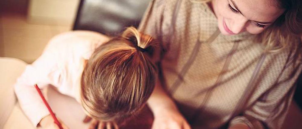 Mit Mama am Schreibtisch. Wer fest angestellt ist, hat nicht unbedingt die Möglichkeit, sein Kind mit zum Arbeitsplatz zu nehmen, wenn die Kita geschlossen ist. Auch deshalb gründen viele Mütter eine eigene Firma. 