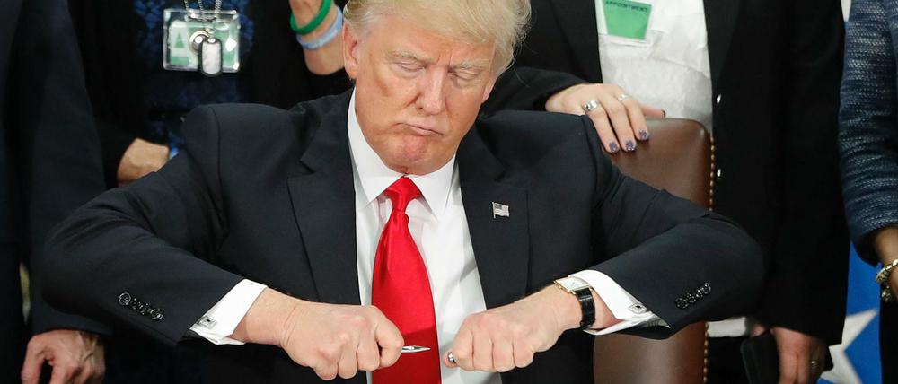 Rituale der Macht. Donald Trump inszeniert jede Unterschrift unter ein neues Gesetz. 