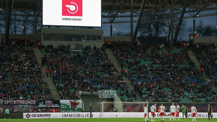 Bei den Fans in den Stadien kommt der Videobeweis noch nicht sonderlich gut an.