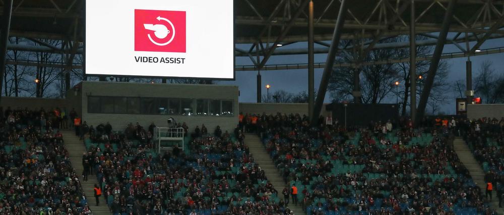 Bei den Fans in den Stadien kommt der Videobeweis noch nicht sonderlich gut an.