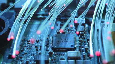 Fibre data passing data in hardware for network security