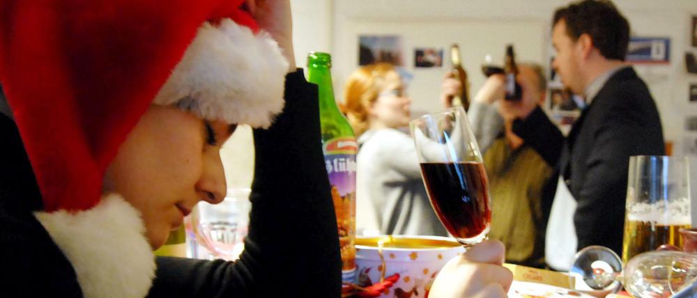 Feiern im Betrieb. Wer sich betrinkt und Kollegen belästigt, muss mit Konsequenzen rechnen.