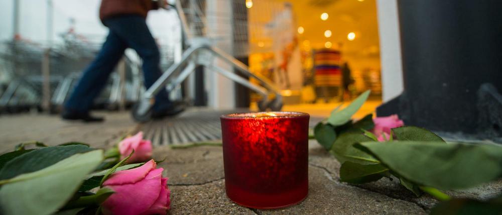 Vor dem Drogeriemarkt in Kandel (Rheinland-Pfalz) haben Menschen Blumen abgelegt, nachdem eine 15-Jährige erstochen wurde.