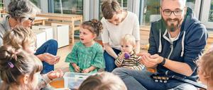 Umgestimmt. Auch in Kitas wird tiefer gesungen – passend zu den Stimmen der Erzieherinnen. 