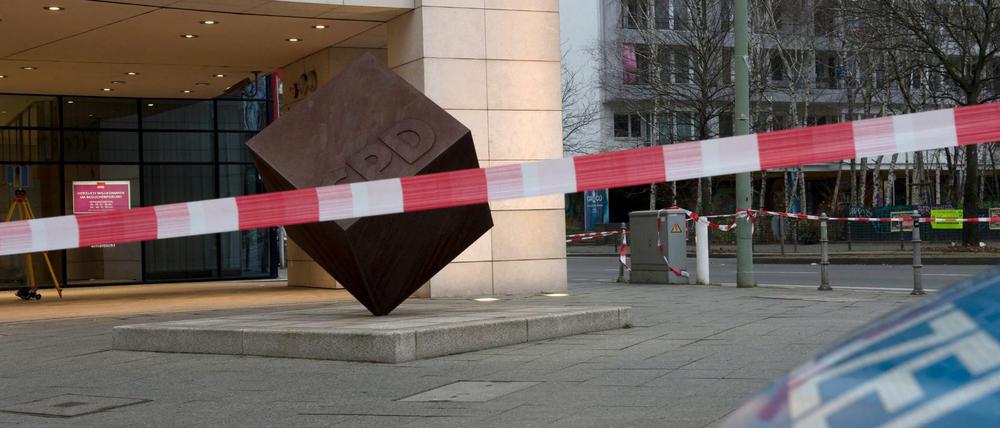 Die SPD-Bundeszentrale nachdem der Pkw-Fahrer in das Gebäude gefahren war.