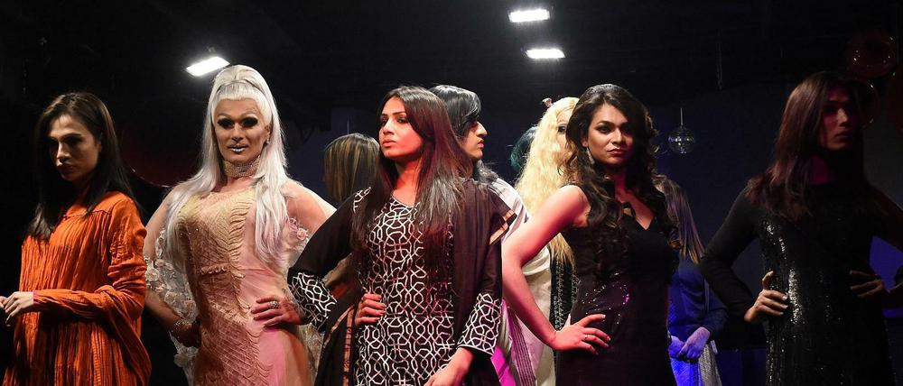 Indische Transgendermodels und die australische Drag Queen DK Kitty Glitter bei einer Modenschau in New Delhi im Dezember.