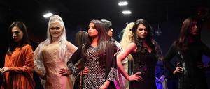 Indische Transgendermodels und die australische Drag Queen DK Kitty Glitter bei einer Modenschau in New Delhi im Dezember.