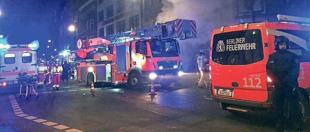 In der Silvesternacht kam es zu zahlreichen Attacken gegen Polizisten, Feuerwehrleute und Sanitäter.