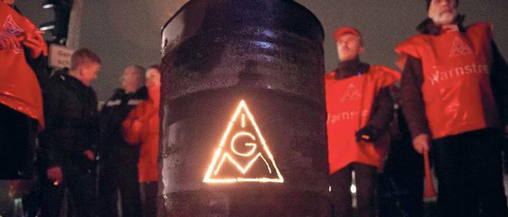 Alle Jahre wieder ruft die IG Metall zu Tarifrunden ihre Mitglieder auf die Straße. In diesen Tagen beginnen die Warnstreiks, nächste Woche wird wieder verhandelt. Vor Februar wird nicht mit einem Tarifkompromiss gerechnet. 