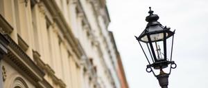 Berliner Gaslaterne vor Gründerzeitbauten.