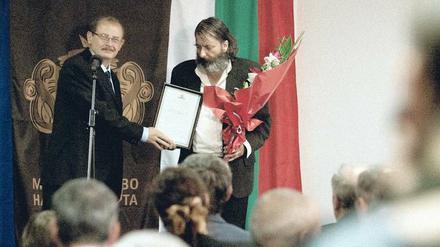 Tsanko Petrov (Stefan Denolyubov, rechts) wird vom Minister für seine Ehrlichkeit ausgezeichnet. 