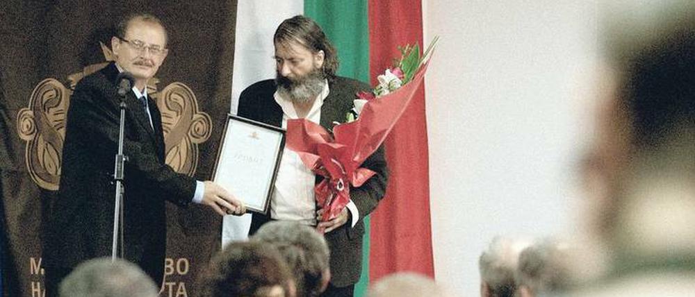 Tsanko Petrov (Stefan Denolyubov, rechts) wird vom Minister für seine Ehrlichkeit ausgezeichnet. 