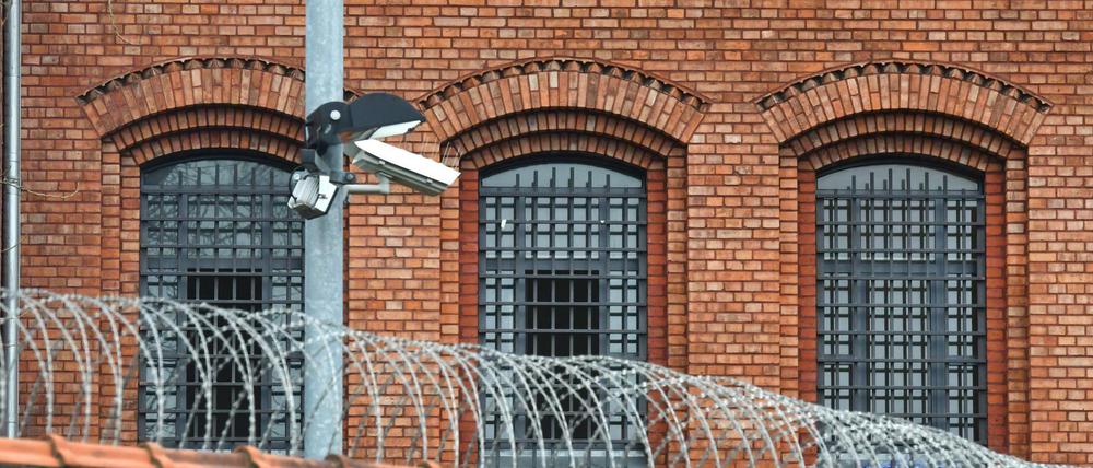 Gitter und Zaun reichen nicht. Neun Menschen sind in den letzten Tagen aus der JVA Plötzensee geflohen.
