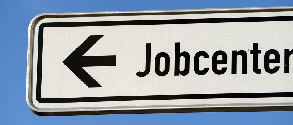 Ein Hinweisschild zum Jobcenter.