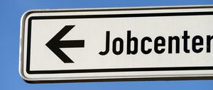 Ein Hinweisschild zum Jobcenter.