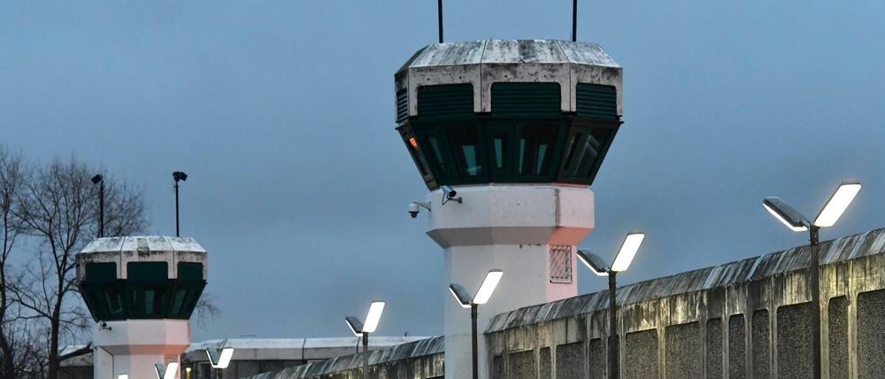 Blick auf die Gefängnismauer und zwei Wachtürme der Justizvollzugsanstalt (JVA) Plötzensee. 