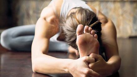 Spannung, bitte. Yoga - hier eine Form des Yin Yoga - liegt im Trend.