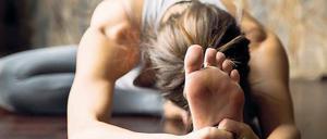 Spannung, bitte. Yoga - hier eine Form des Yin Yoga - liegt im Trend.