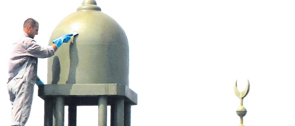 Ein Arbeiter putzt ein Minarett einer Moschee in Kreuzberg. Für das Haus in Süd-Berlin gibt es noch keinen öffentlichen Entwurf.