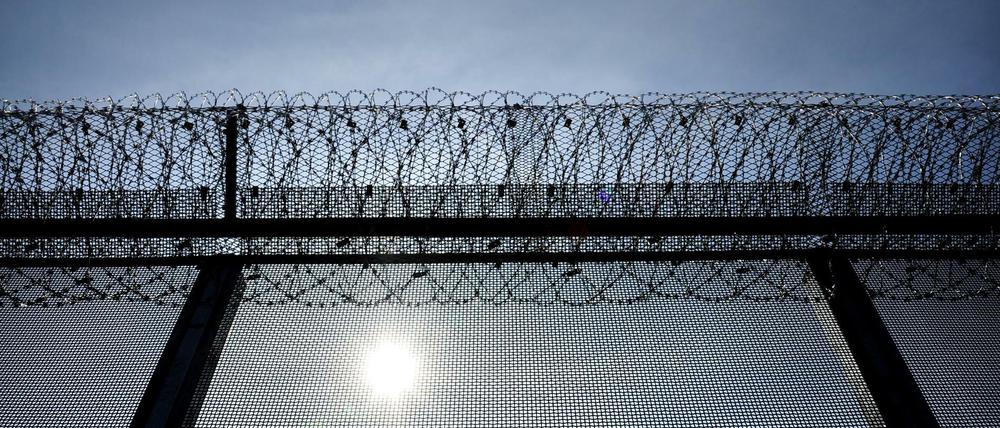 Sicherer Stacheldrahtzaun: Die Justizvollzugsanstalt Heidering liegt im brandenburgischen Großbeeren, wird aber auch von Berlin genutzt.
