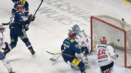 Marcel Noebels (links) trifft zum 1:0 für die Eisbären, die danach leichtes Spiel hatten. 